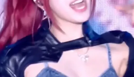 ITZYユナおっぱいノーブラ動画｜かわいい谷間K-POPダンス