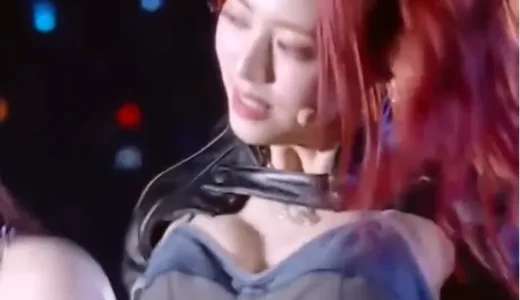 ITZYユナおっぱいノーブラ動画｜かわいい谷間K-POPダンス