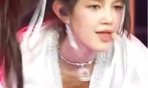 NewJeansダニエルおっぱい谷間ノーブラ動画｜かわいいK-POPダンス