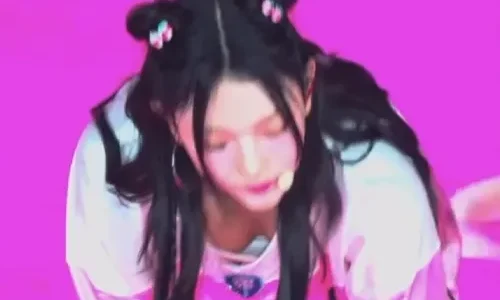 NewJeansミンジおっぱい谷間ノーブラ動画｜かわいいK-POPダンス