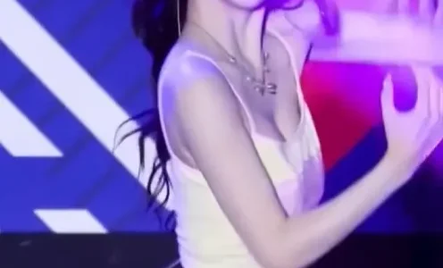 TripleSキム・チェヨンおっぱいノーブラ動画｜かわいいK-POPダンス